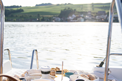 Lucerne: Pedalo Picnic with Breakfast on Lake Lucerne