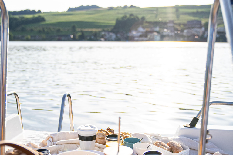 Lucerne: Pedalo Picnic with Breakfast on Lake Lucerne