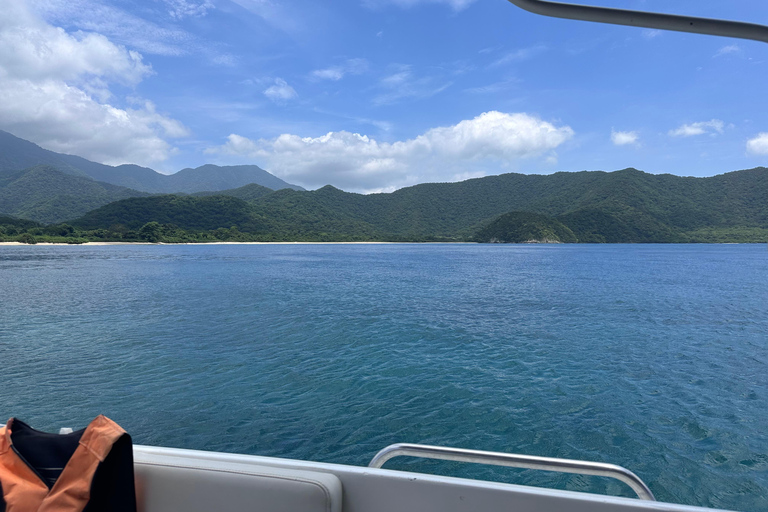 Santa Marta: Private Boat Tour to Bahía Concha & Taganga