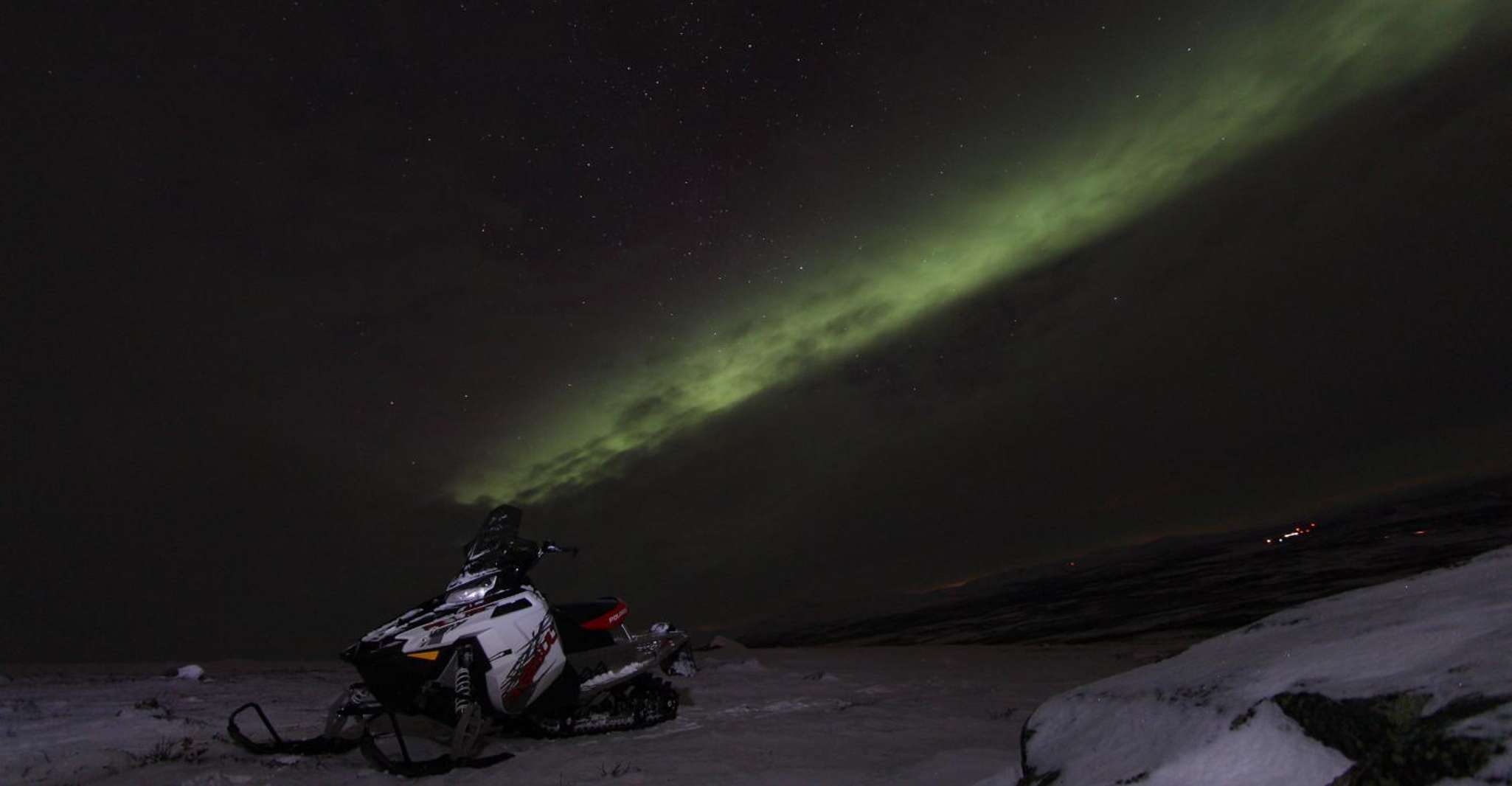SnowmobileでのAurora Hunt-小グループ - Hizvo