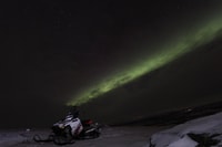 Aurora Hunt sur motoneige - petits groupes - Hizvo