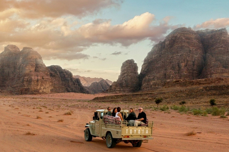 Wadi Rum: Sunset Jeep Tour with Rumsky Stargazing Activity