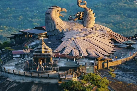 Kochi: Varkala 2-Day Trip with Kayaking & Jatayu