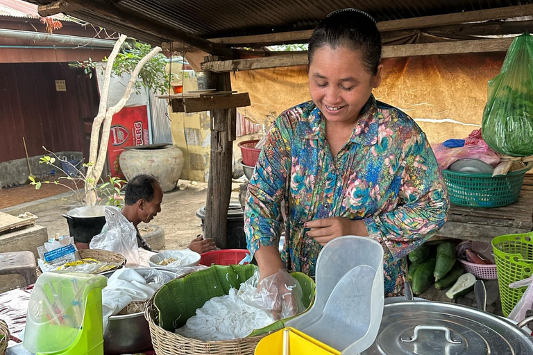 I piatti più iconici di Battambang Tour mattutino in tuk tukTour privato mattutino in tuk tuk alla scoperta dei piatti tipici di Battambang