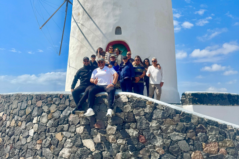 Santorini: Private Jeep Tour to Island Highlights