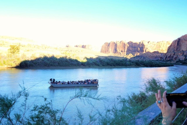 Moab: Colorado River Jet Boat Tour with Live Music & Dinner