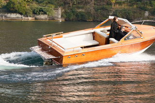 Comomeer: iconische villatour met een klassieke houten boot