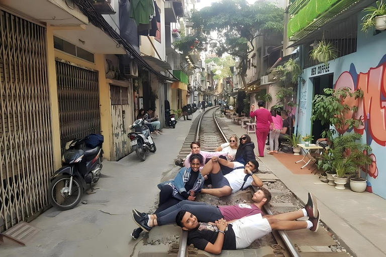 Hanoi: Military History Museum, Hoa Lo Prison & Gardens Tour Small Group: All-In-One Tour: Highlights & Train Street