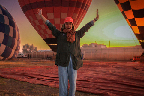 Teotihuacán: Sunrise Hot-Air Balloon Flight Experiences Teotihuacán Balloon Flight with Mexico City Transfer