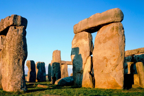 Depuis Londres : château de Windsor, Stonehenge et BathExcursion sans les thermes romains de Bath, en portugais