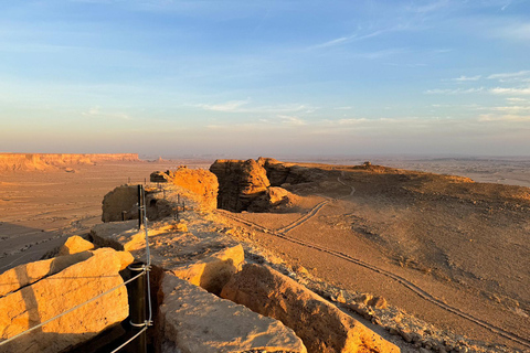 From Riyadh: Edge of the World and Darb Al-Manjoor Adventure