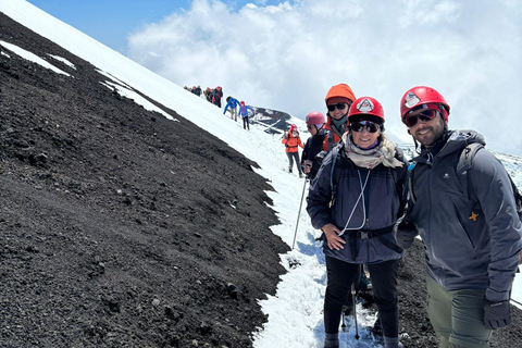 Etna in winter: hike to 3000 meters with cable car and guide