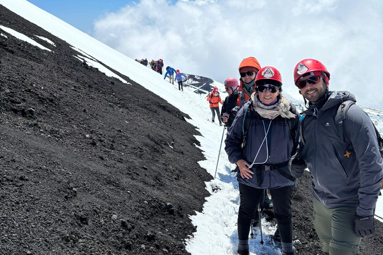 Etna in winter: hike to 3000 meters with cable car and guide