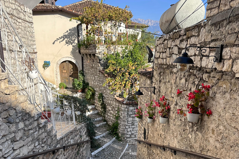 Pranzo/cena tradizionale con vista panoramica a BeratPranzo tradizionale 12:45 con vista panoramica a Berat