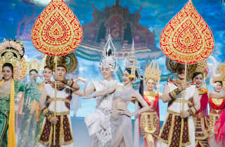 Bangkok: Golden Dome Cabaret – elegante Show mit VIP-Sitzplätzen