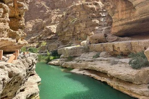 Muscat: Tour privato di Wadi Shab e Bimmah Sinkhole con pranzo