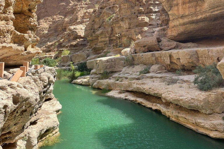 Z Muscat:Prywatna wycieczka Wadi Shab i Bimmah Sinkhole przez cały dzieńPrywatna wycieczka Wadi Shab i Bimmah Sinkhole przez cały dzień