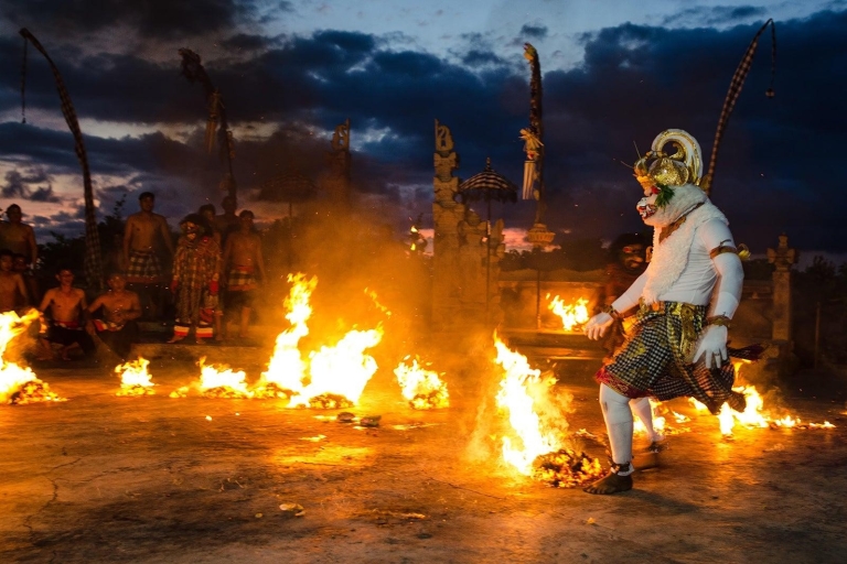 Visite du temple d'Uluwatu au coucher du soleil et de la danse du feu Kecak