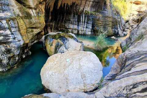 Escursione privata di un giorno a Wadi Tiwi, Fins Beach e Bimmah SinkholeEscursione di un giorno a Wadi Tiwi, Fins Beach e Bimmah Sinkhole