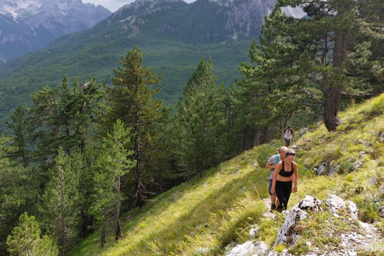 Autoguida: Escursione a Theth, Valbona e Lago Koman in 3 giorni