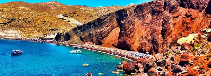 Santorin : plage rouge, plage de sable noir avec déjeuner et transats