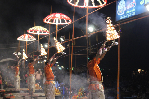 CÉRÉMONIE DES LUMIÈRES DU SOIR SUR LE GHAT PRINCIPAL (GANGA ARTI)