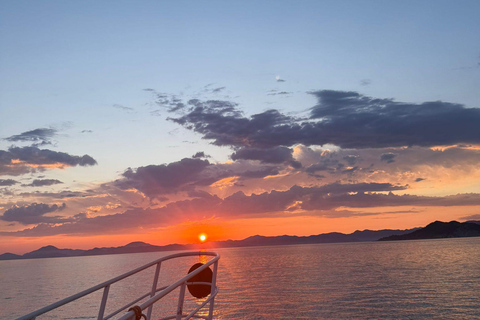 Fethiye Sunset Cruise with Dinner, Swimming Break, and Entertainment Fethiye Sunset Dinner Cruise with Swimming Break and Entertainment