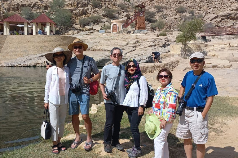 Från Muscat: Wadi Shab och Bimmah Sinkhole heldag