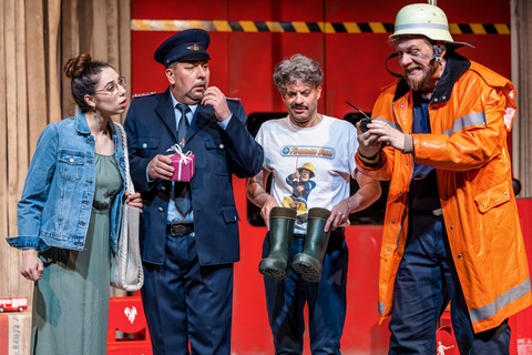 COMÖDIE Dresden: Ticket for the comedy "Brandheiss - Gelöscht wird später!"