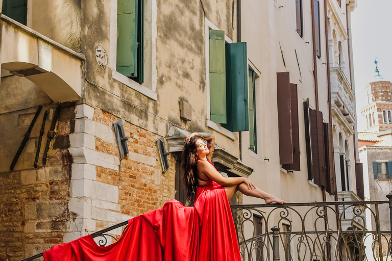 Venice: Flying Dress Photoshoot with video option Standard: 45 mins | 20 photos