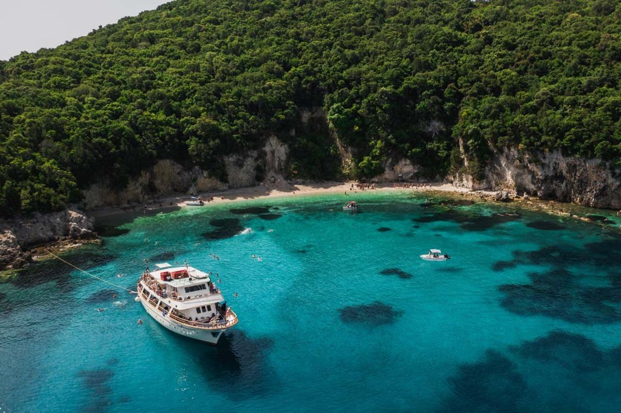 Von Korfu aus: Blaue Lagune, Meereshöhlen und Bella Vraka Bootstour