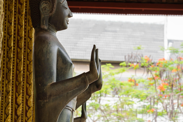 Vientiane: City Tour & Airport Transfer with Tour Guide