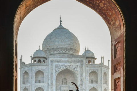 从班加罗尔出发：阿格拉泰姬陵当日往返航班之旅德里/阿格拉出发：含机场接送的全套行程（不含航班）