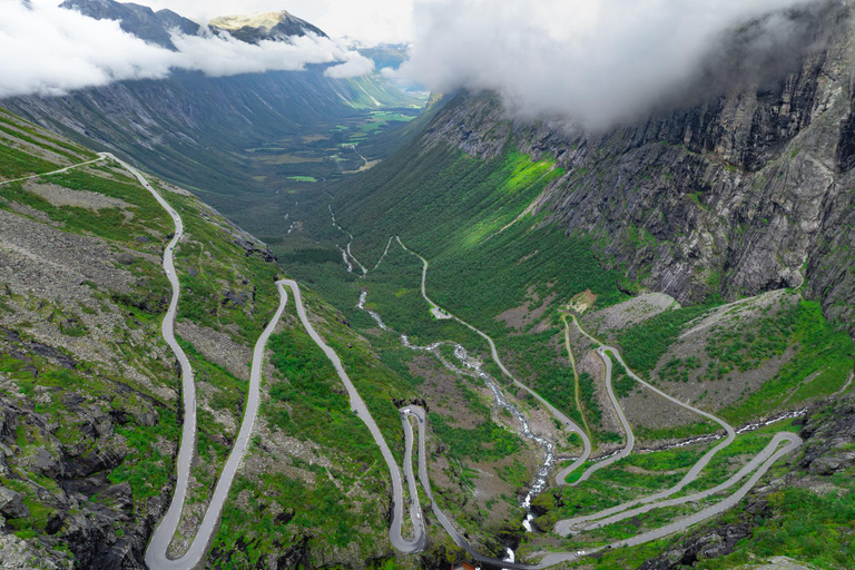 Åndalsnes: Wycieczka autobusowa do punktu widokowego Trollstigen z lokalnym przewodnikiem