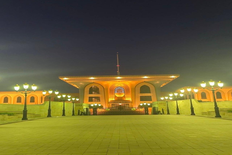 Muscat: Private City Tour with a Local Guide & Full Transfer