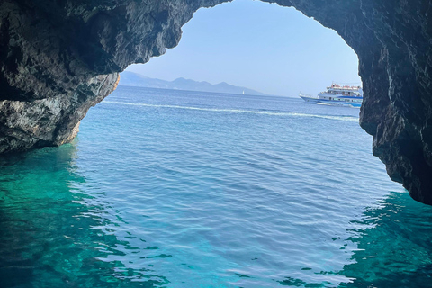 Zakynthos: Navagio Beach and Blue Caves Boat Tour Around Zante by private boat