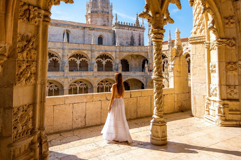 Lisbon:Private Sightseeing TukTuk Tour: Alfama, Belém & More 1.5-H Classic Tour Old Town