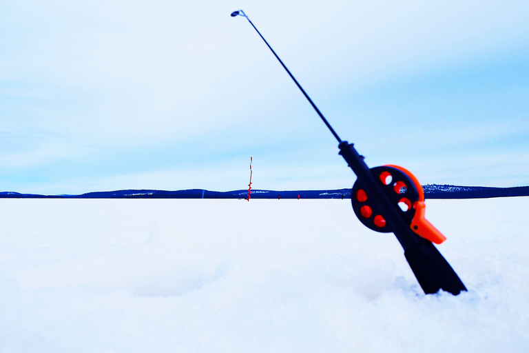 Programa de pesca en hielo en LaponiaPrograma de lujo de pesca en hielo en Laponia