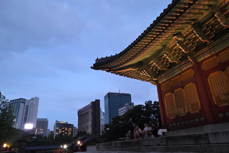 Seoul: Deoksugung Palace Night Tour with Guide