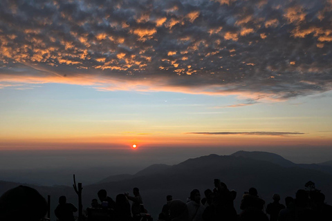 从日惹出发的日出西库尼尔山和迪恩高原之旅从日惹到日出 Sikunir 和 Dieng 高原之旅