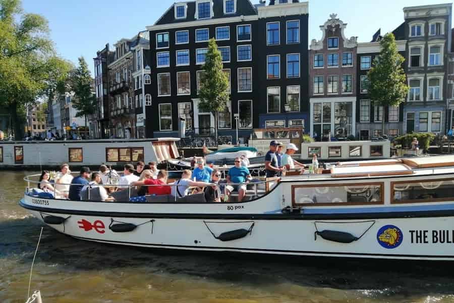 Amsterdam: Raucherfreundliche Bootstour auf dem Bulldog-Boot inkl. 2 Getränken. Foto: GetYourGuide Amsterdam: Raucherfreundliche Bootstour auf dem Bulldog-Boot inkl. 2 Getränken. Foto: GetYourGuide