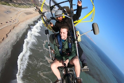 Paragliding-Flug mit einem Privatpiloten an der Costa Verde-LimaGleitschirmflug über die Bezirke der Costa Verde - Lima