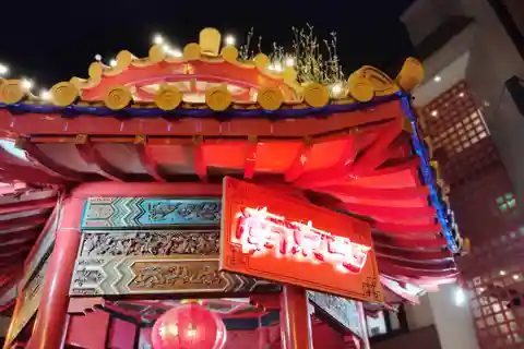 神戸：華やかな港の灯りとタワーのパノラマ