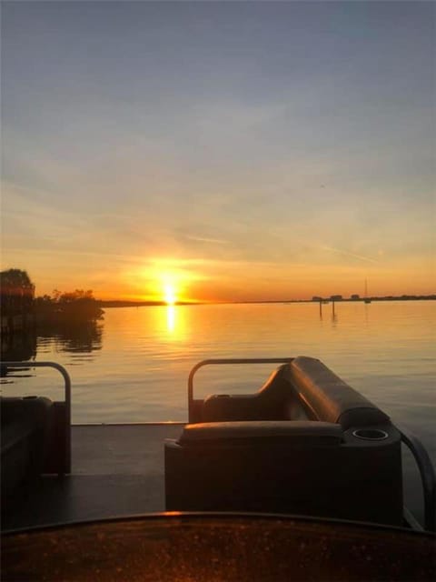 Gulfport Croisi Re Priv E Au Coucher Du Soleil Sur Un Bateau Tritoon