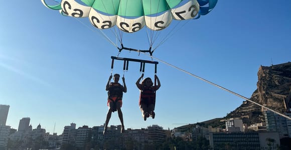 Alicante: Parasailing und Bootsfahrt