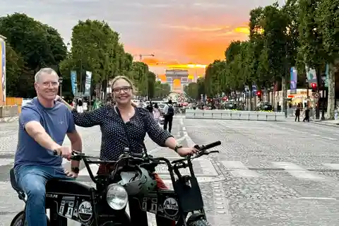 Paris : Tour Eiffel et visite nocturne de Notre-Dame en E-Bike