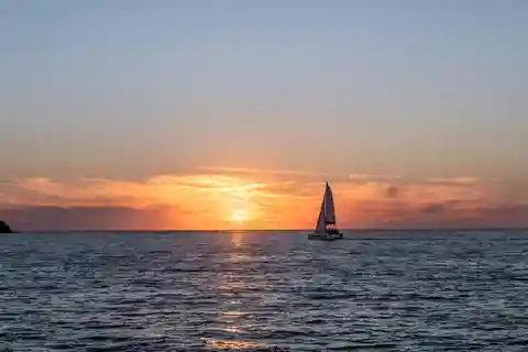 Crociera al tramonto in catamarano di Santorini