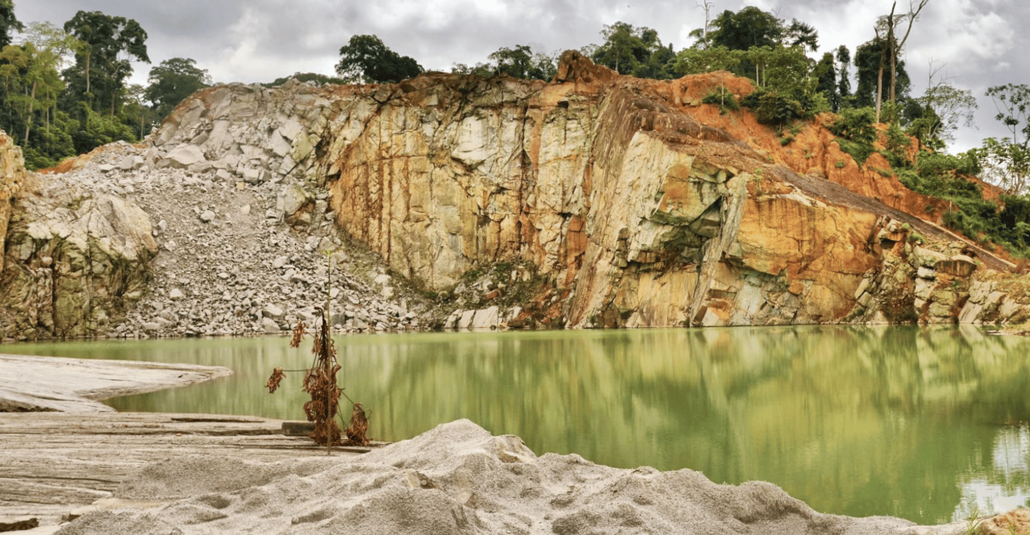 Discovery of the Ndinga-Ndinga waterfall (Mayombe forest) - Housity