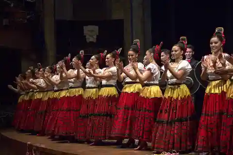 Disfruta del Ballet Folclórico en el Palacio de Bellas Artes.
