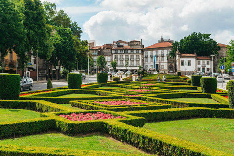 Desde Oporto: tour de día a Braga y Guimarães con almuerzoRecogida y regreso al hotel incluidos.